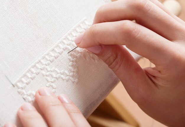 ręka haftująca delikatny wzór