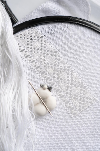 haftowane motywy na lnianej tkaninie