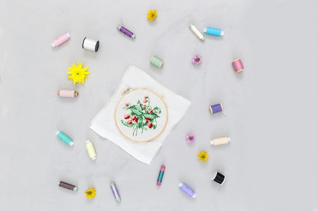 zestawy do haftu ułożone estetycznie